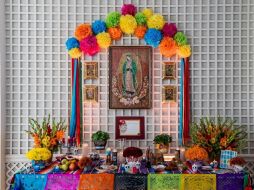 Frutas, flores de cempasúchil y de otros tipos, calaveras, velas, pan de muerto, papel picado y hasta un juego de lotería, son algunos de los elementos incluidos en el altar, cubierto por un sarape mexicano. TWITTER / @LaCasaBlanca
