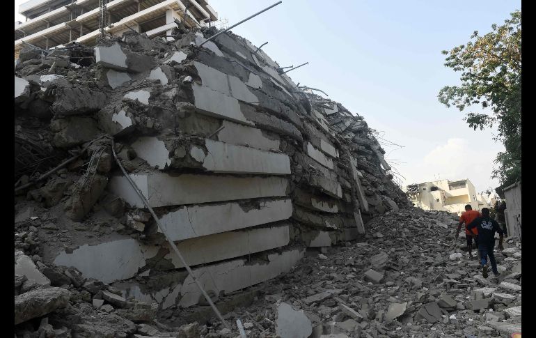 El edificio aún estaba en construcción cuando cayó abruptamente sobre una pila de losas de concreto, en el barrio de Ikoyi. AFP/P. Utomi