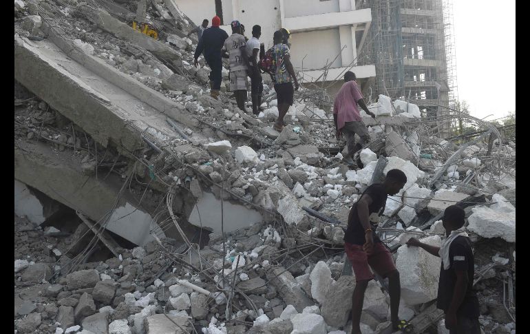 El edificio aún estaba en construcción cuando cayó abruptamente sobre una pila de losas de concreto, en el barrio de Ikoyi. AFP/P. Utomi