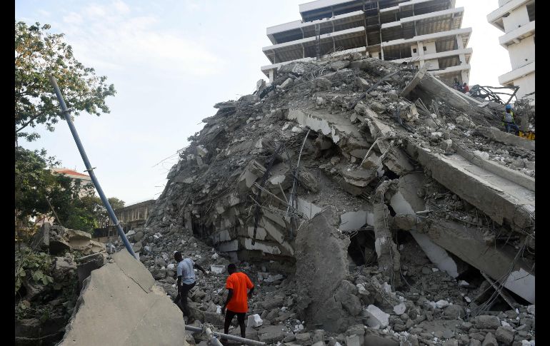 El edificio aún estaba en construcción cuando cayó abruptamente sobre una pila de losas de concreto, en el barrio de Ikoyi. AFP/P. Utomi