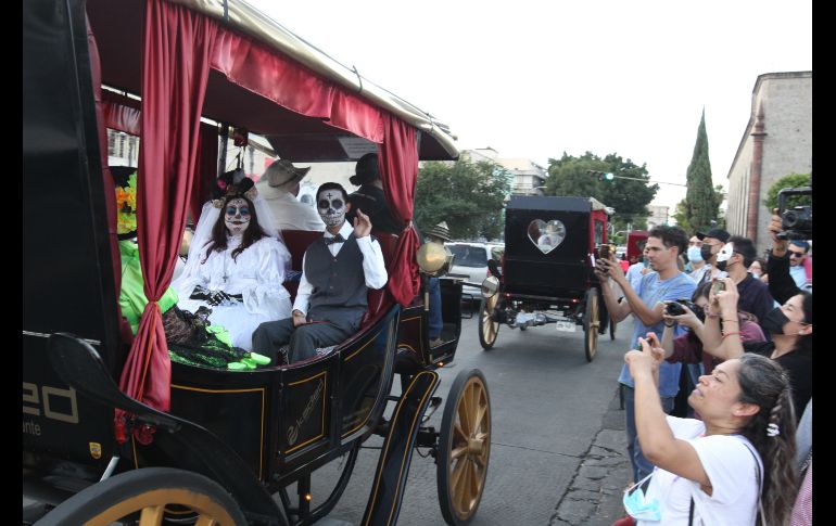 Peatones se congregaron para ver el paso de las catrinas. EL INFORMADOR/A. Camacho