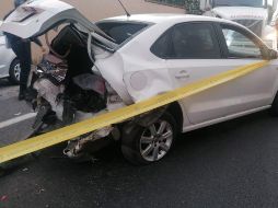 Testigos en el sitio mencionaron que los ahora occisos se encontraban en la parte trasera del Volkswagen Vento con la cajuela abierta, cuando fueron impactados y arrollados por el Ford Figo que viajaba a exceso de velocidad. ESPECIAL