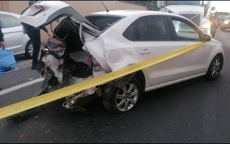 Testigos en el sitio mencionaron que los ahora occisos se encontraban en la parte trasera del Volkswagen Vento con la cajuela abierta, cuando fueron impactados y arrollados por el Ford Figo que viajaba a exceso de velocidad. ESPECIAL