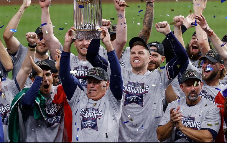 Campeón. Roberto Magallanes (esquina inferior izquierda) celebrando la obtención de la Serie Mundial con los Braves de Atlanta. AP