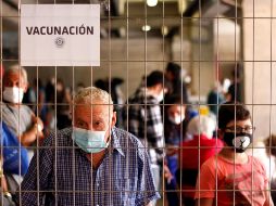 Debe aplicarse una dosis de refuerzo las personas mayores de 60 años que recibieron una vacuna de virus inactivado, como las chinas Sinovac o Sinopharm.  EFE / ARCHIVO