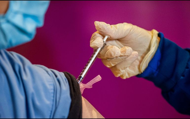 Que las vacunas contra COVID-19 pueden causar o estar relacionadas con problemas de fertilidad o impotencia es uno de los rumores más extendido y que difundido por sectores antivacunas. AFP / ARCHIVO