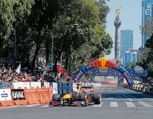 Espectáculo. Paseo de la Reforma fue testigo de la exhibición que brindó el piloto tapatío a bordo del RB7, coche campeón en 2011. Red Bull Content Pool/ M. Ramos