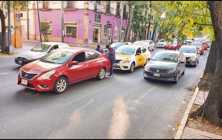En avenida Hidalgo, a su cruce con Mariano Bárcena, un choque con sólo daños materiales menores generó el martes un colapso en la circulación durante una hora con 45 minutos. EL INFORMADOR/E. Mora