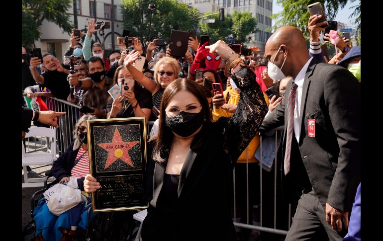 Ana Gabriel recibe su estrella en compañía de su familia y sus fans. AP / C. PIZZELLO