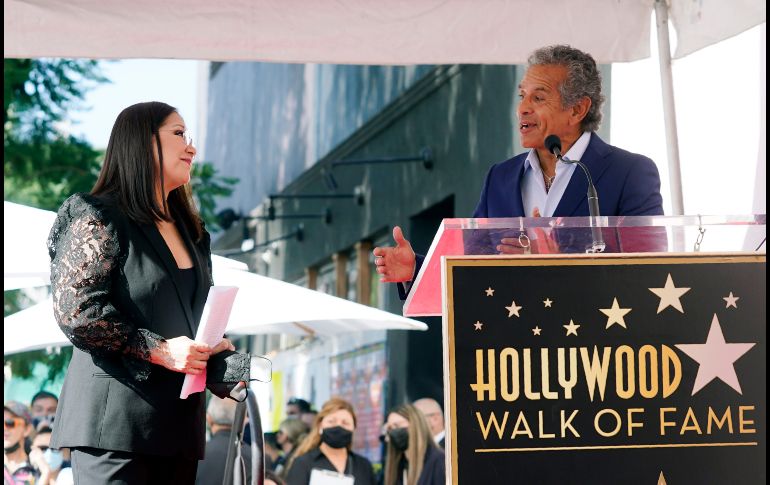 En la entrega de la estrella, el exalcalde de Los Ángeles, Antonio Villaraigosa, dirigió unas palabra a Ana Gabriel. AFP / C. PIZZELLO