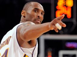 El calzado de Bryant, fallecido en un accidente de helicóptero el pasado año, saldrá a subasta con un precio inicial de 20 mil francos suizos, alrededor de 22 mil dólares. AP / ARCHIVO