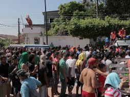 Policías liberaron a 17 hombres y dos mujeres en un domicilio y 25 hombres más en otro. EFE/J. Blanco