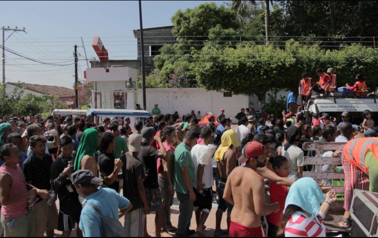 Policías liberaron a 17 hombres y dos mujeres en un domicilio y 25 hombres más en otro. EFE/J. Blanco