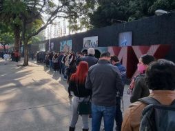 Aunque algunos aficionados han entrado sin problema, algunos puntos de acceso siguen sin abrir lo cual ha generado grandes filas y molestia entre quienes llegaron desde el horario que habían anunciado. EL INFORMADOR / P. Gallardo