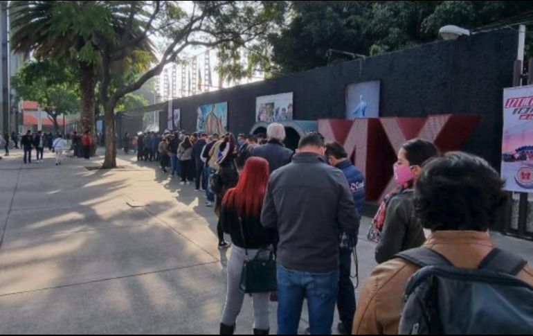 Aunque algunos aficionados han entrado sin problema, algunos puntos de acceso siguen sin abrir lo cual ha generado grandes filas y molestia entre quienes llegaron desde el horario que habían anunciado. EL INFORMADOR / P. Gallardo