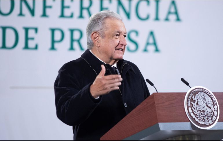 En conferencia de prensa matutina, AMLO recreó un diálogo entre sectores de la clase media que acude a un centro de vacunación. EFE