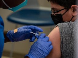 La agencia gubernamental afirmó que la vacuna tiene una efectividad de 90,7% en la prevención del COVID-19 en niños y no se identificaron efectos secundarios graves. AP / ARCHIVO