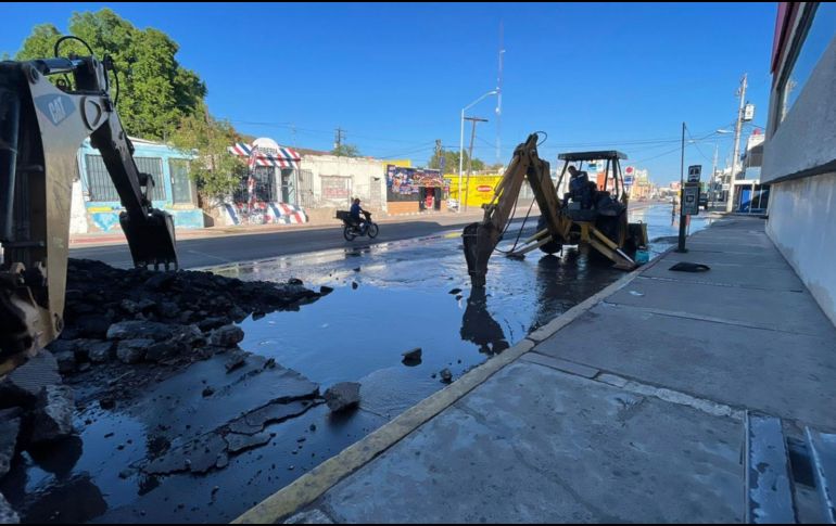 Labores de la Comisión Estatal del Agua el 21 de octubre en Guaymas, luego de un derrame de aguas negras. TWITTER@CEAGuaymas