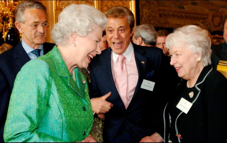 En la imagen la Reina Isabel II, Lionel Blair y June Whitfield en mayo de 2006. AP / ARCHIVO