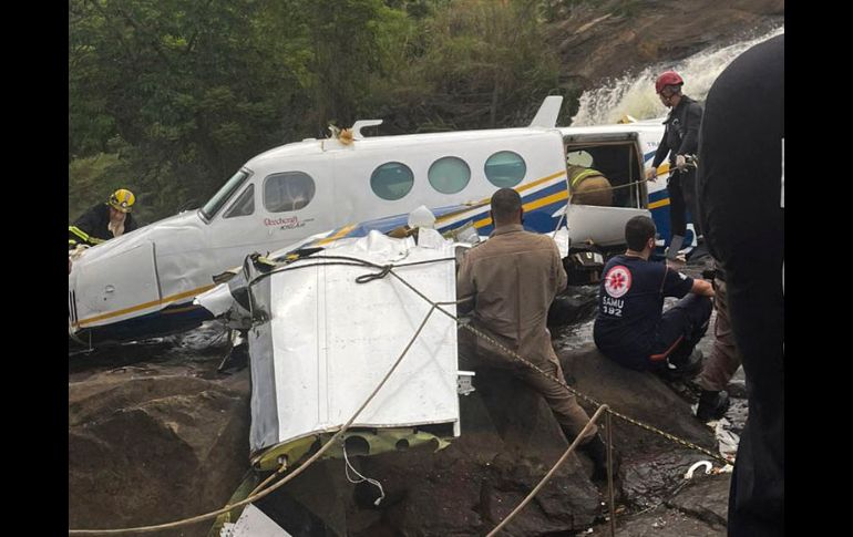 La avioneta, modelo Beech Aircraft, se precipitó sobre la región serrana de Caratinga, en el interior del estado de Minas Gerais, Brasil. AFP / MINAS GERAIS CIVIL POLICE