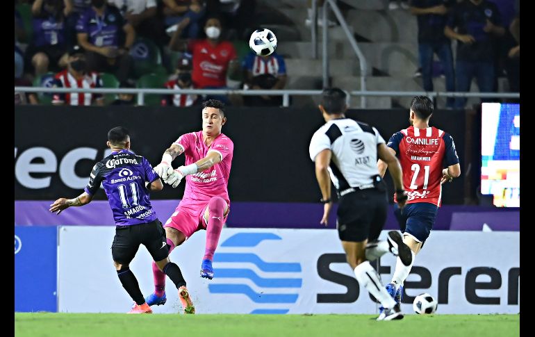 POLÉMICA. El árbitro había marcado la pena máxima para Mazatlán, pero tras consultar en el VAR anuló la acción. IMAGO7