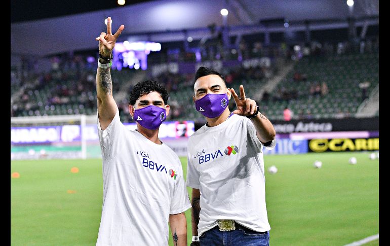 SABOR MAZATLECO. Ricardo Yocupicio Ulloa y Jesus Geovanni Mondragon cantantes de la banda el Recodo durante el partido de la jornada 17 del torneo Grita México Apertura 2021. IMAGO7