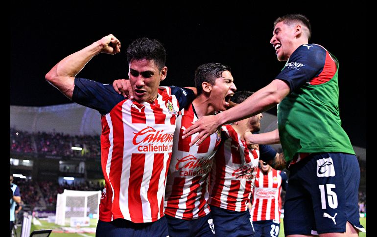 ROZANDO EL FRACASO. Chivas logró la victoria en los últimos minutos y aseguró su participación en el Repechaje. IMAGO7