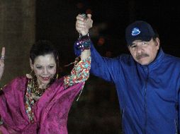 Daniel Ortega y su esposa, la vicepresidenta Rosario Murillo, hacen un gesto a la multitud durante la inauguración del paso elevado de Nejapa en Managua. AFP/M. Valenzuela