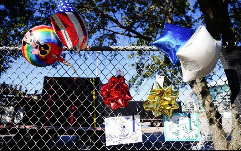 Globos y cartas de condolencia se aprecian en el lugar donde tuvo lugar la avalancha humana que dejó ocho muertos. AFP/A. Bierens