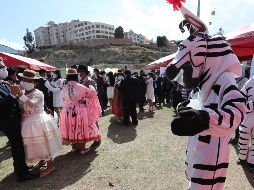 Además de reducir a la mitad el costo del trámite del matrimonio, organizaciones estatales costearon la ceremonia, el champan, el valse y la música. EFE/M. Alipaz