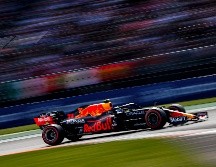 OBJETIVO. El día de mañana los pilotos de Red Bull saldrán desde la segunda línea de la parrilla de salida con la misión de buscar adelantar a los Mercedes desde la primera curva en la arrancada. CORTESÍA/MÉXICO GP