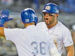 Julián Ornelas (der.) anotó en dos ocasiones y fue clave para el triunfo de los albiazules. TWITTER/@charrosbeisbol