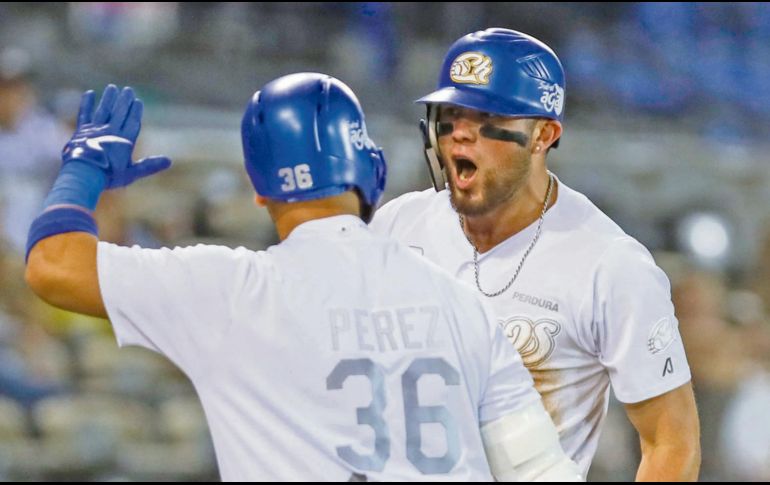 Julián Ornelas (der.) anotó en dos ocasiones y fue clave para el triunfo de los albiazules. TWITTER/@charrosbeisbol