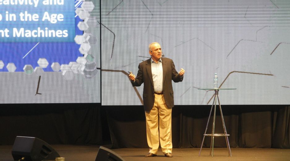 Como campeón mundial, Kasparov perdio ante Deep Blue, la computadora de IBM pionera en la inteligencia artificial. EL INFORMADOR/Archivo