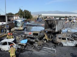 Rescatistas trabajan en la zona donde ocurrió el choque entre un camión de carga y autos particulares en la autopista hacia la Ciudad de México. EFE/M. Hartz
