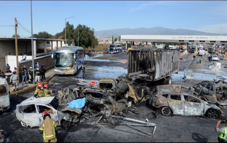 Rescatistas trabajan en la zona donde ocurrió el choque entre un camión de carga y autos particulares en la autopista hacia la Ciudad de México. EFE/M. Hartz