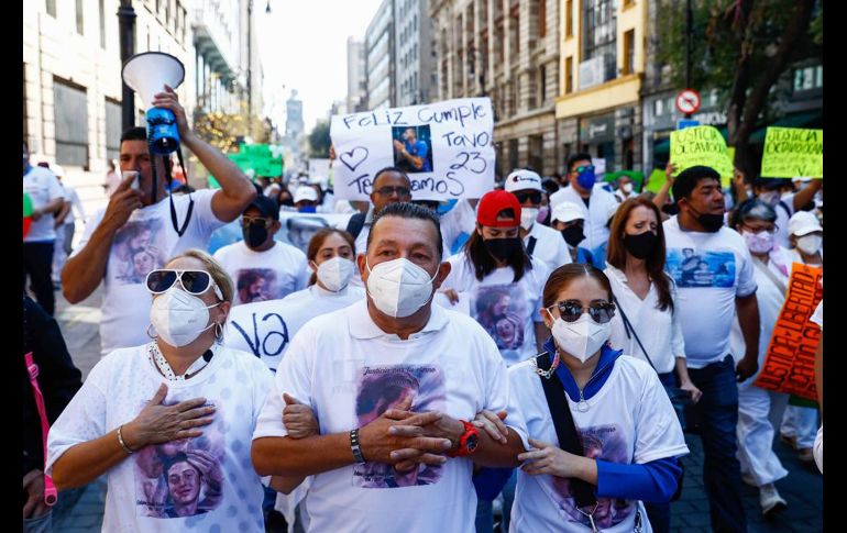 Los padres del actor, Octavio Pérez y Ana Lucía Ocaña, encabezaron la marcha. SUN/Diego S. Sánchez
