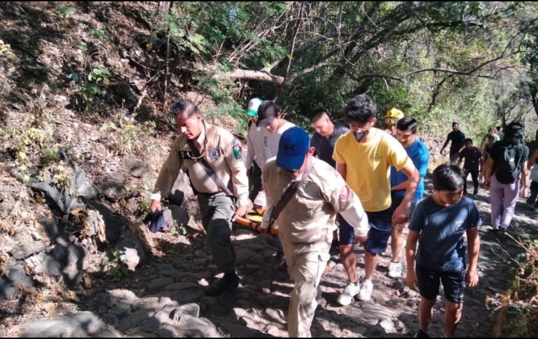Bomberos trasladan a uno de los rescatados en la Barranca. ESPECIAL/Bomberos de Guadalajara