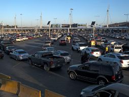 Hasta este domingo el paso vía terrestre de México a EU solo está permitido para viajes esenciales. Mañana se reabrirá la frontera a los vacunados. AFP/ARCHIVO