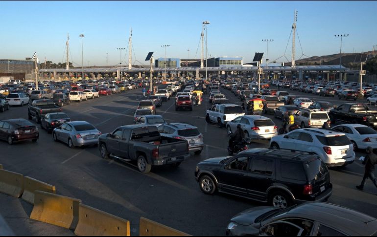 Hasta este domingo el paso vía terrestre de México a EU solo está permitido para viajes esenciales. Mañana se reabrirá la frontera a los vacunados. AFP/ARCHIVO