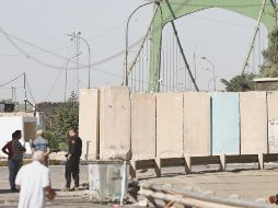 Blindado. Fuerzas de Seguridad colocaron bloques de hormigón para cerrar la puerta de la Zona Verde fortificada de Bagdad que alberga las oficinas del gobierno iraquí y la embajada de Estados Unidos. EFE