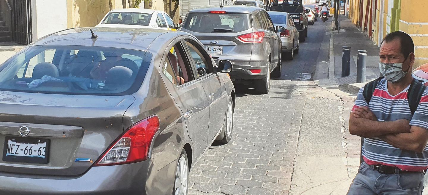 Polémica.   Dueños  de autos  demostraron  su  molestia,  ante las multas  por el uso del portaplacas. El Informador/ G. Gallo