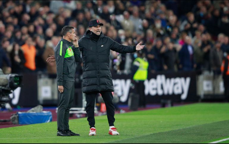 FRENADOS. Jurgen Klopp, DT del Liverpool vio ayer como su equipo cortó una racha de 25 partidos sin perder, al perder en su visita al West Ham. AP