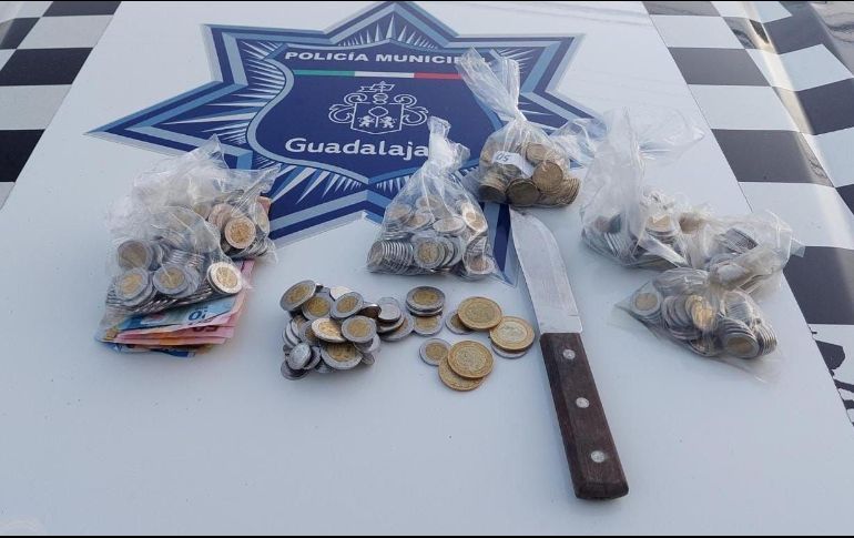 Los policías retuvieron al sujeto y luego de una inspección conforme al protocolo le aseguraron alrededor de 6 mil pesos en monedas y billetes. ESPECIAL