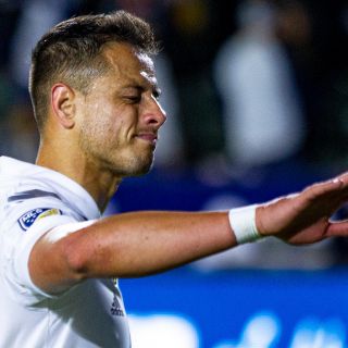 Al borde del llanto, "Chicharito" ofrece disculpas a afición del Galaxy