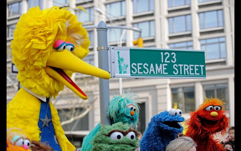 El personaje de Plaza Sésamo recibió su vacuna anticovid, pero Cruz no tardó en dar otro enfoque. AFP / S. Honda