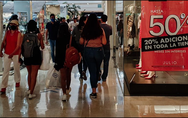 Los estacionamientos de centros comerciales podrán estar operando al 80% de su capacidad. EL INFORMADOR/ARCHIVO