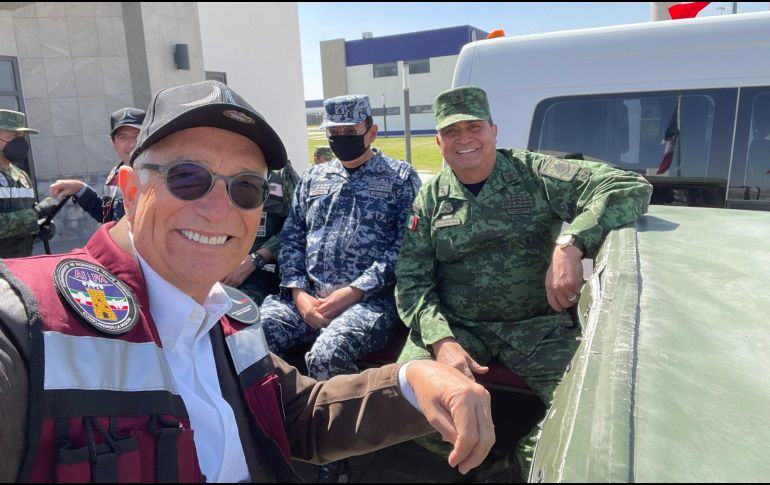 Ricardo Salinas Pliego subió una foto en compañía del titular de la Sedena, Luis Cresencio Sandoval. TWITTER/@RicardoBSalinas