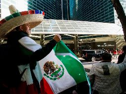 Gritos de ¡Presidente, Presidente! Y vivas a López Obrador fueron constantes, mientras otros gritaban y buscaban un saludo del Mandatario mexicano o una fotografía. AP / E. Muñoz