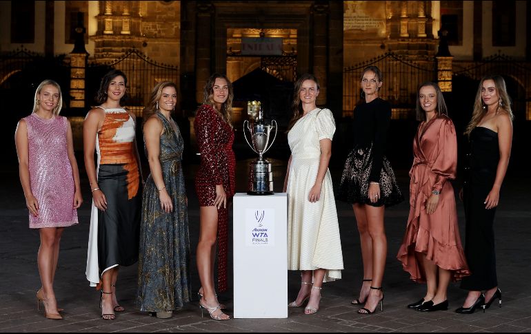 POSTAL. Las 8 jugadoras posaron con el trofeo a las afueras de la Basílica de Zapopan. AFP/M. STOCKMAN